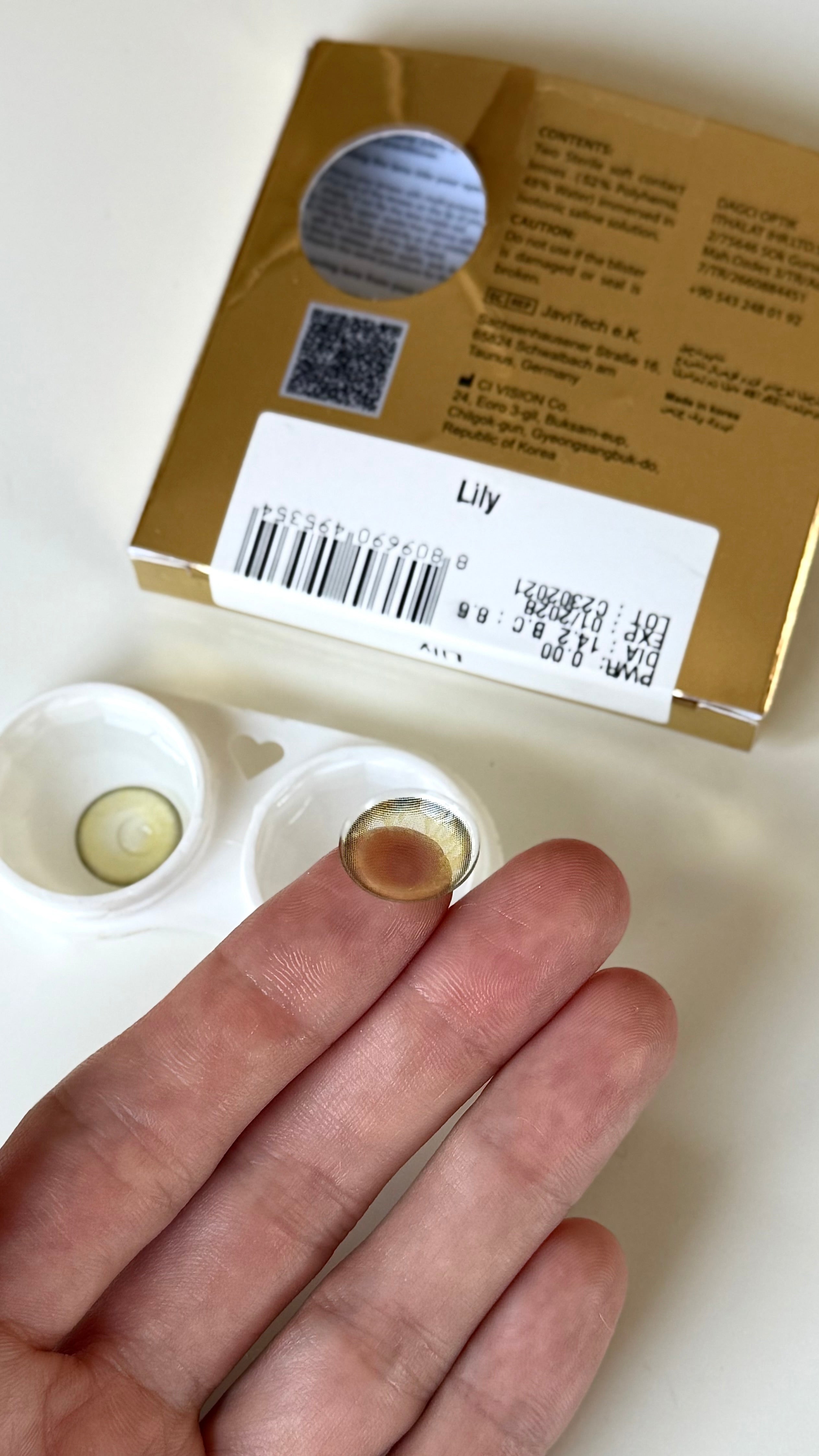Lily Renkli Lens